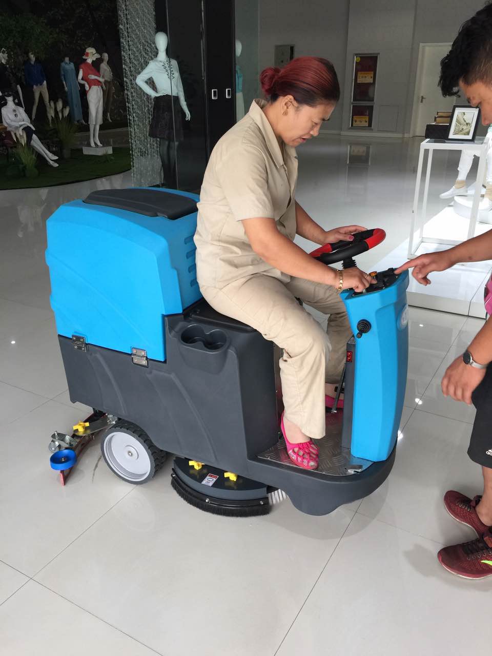 魯泰紡織再次采購(gòu)駕駛式洗地機(jī)DJ60完成地面清潔工作56