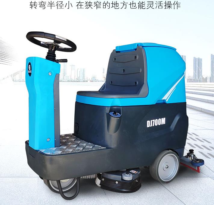 駕駛式洗地機(jī)的正確操作方法